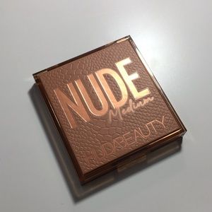 Huda Beauty “Nude Medium” palette